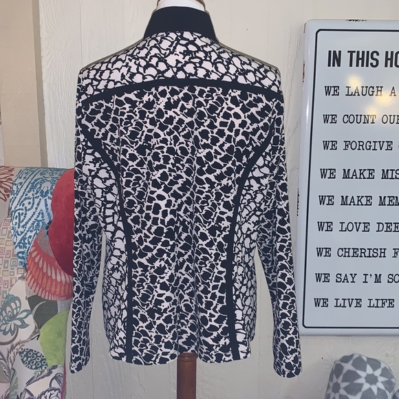 Chico’s Zenergy Jacket Sz 1 M 8, excellent like new. - Picture 5 of 5